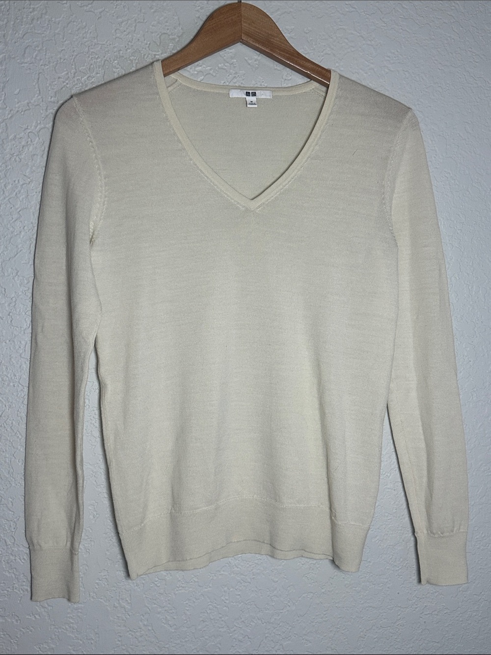 Uniqlo V-Neck Merino Wool Sweater Eggshell Ivory Cream Minimalist Preppy